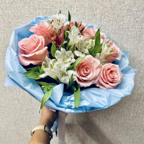 Букет «Фреш» – нежность розовых роз и белых альстромерий Черноголовка Московская область